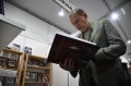 Александр Дрозденко любит читать и сегодня на Книжном салоне пополнил свою коллекцию на семь книг