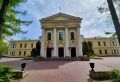 Если пройтись тенистой аллеей к двухсотлетнему зданию с ионическими ордерами (на фото) можно ощутить себя то ли современницей государя Александра I Благословенного, то ли героиней романа Джейн Остин