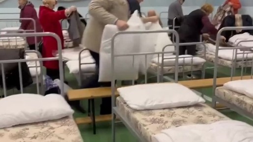 Из-за провала грунта на улице Харченко в Выборгском районе часть эвакуированных жильцов дома провела ночь в школе