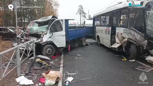 В Ломоносовском районе Ленинградской области в результате лобового столкновения автобуса и грузовика погиб один человек, еще восемь пострадали