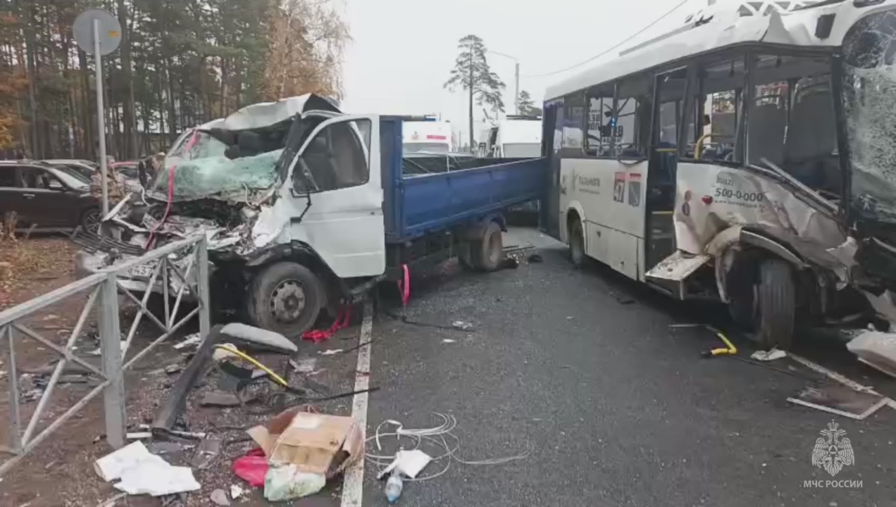 В Ломоносовском районе ликвидированы последствия ДТП с участием автобуса