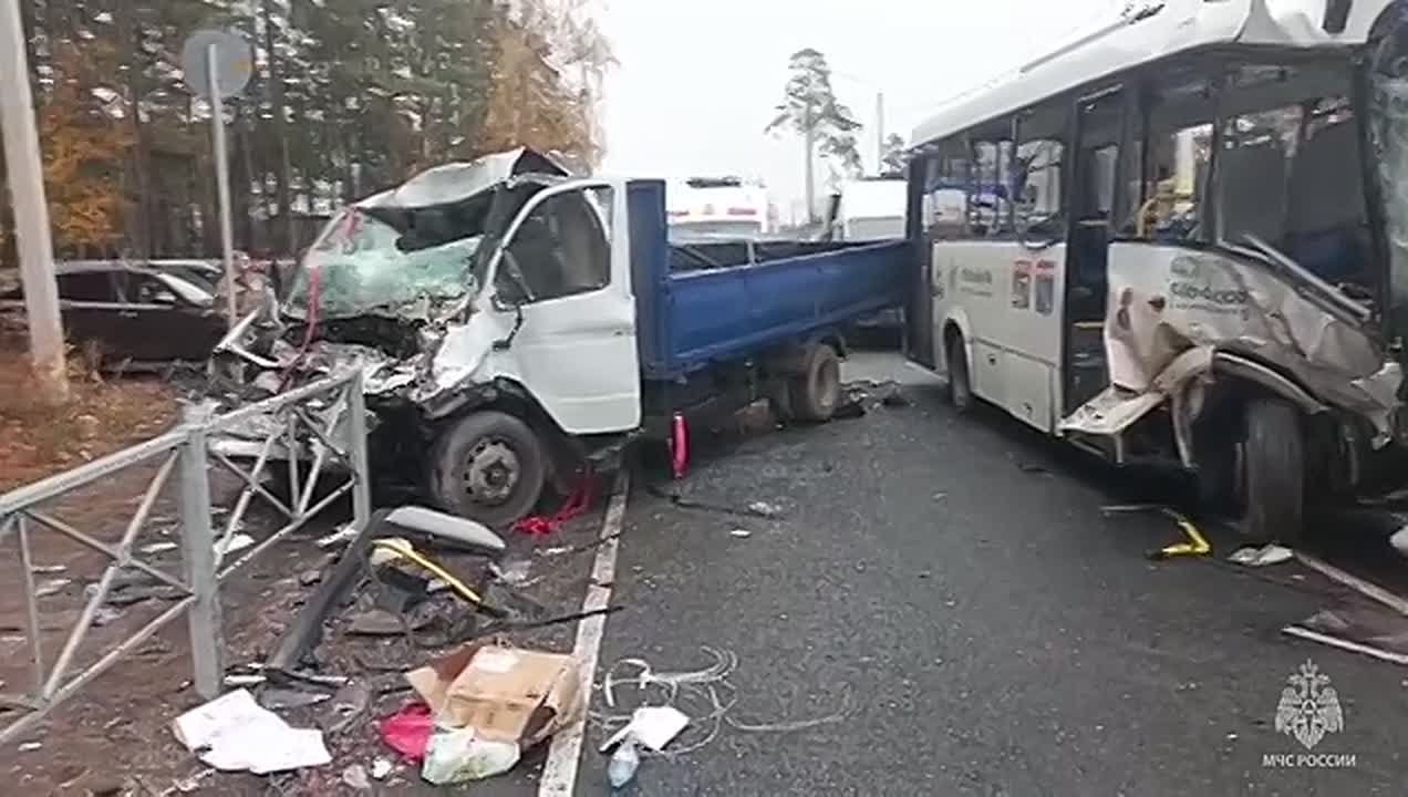 В Ленобласти в лобовом столкновении пассажирского автобуса с "ГАЗелью" пострадали люди