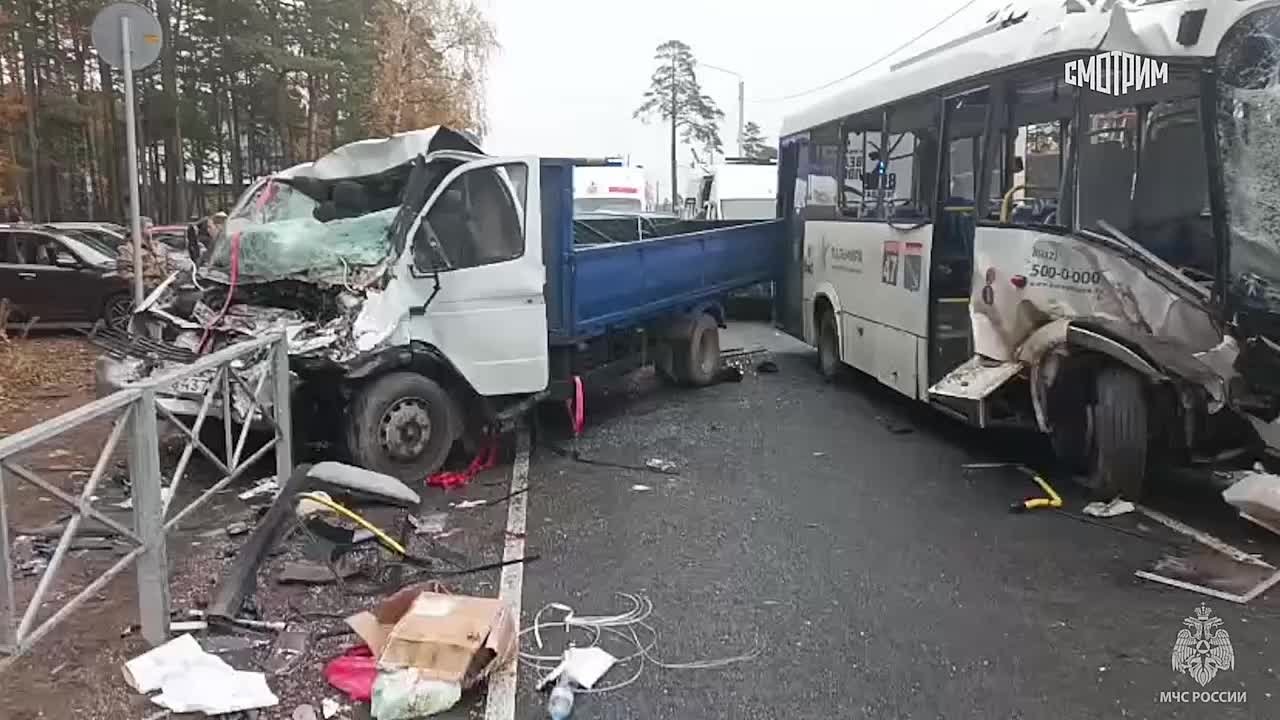 Девять человек пострадали в результате ДТП с участием автобуса и "Газели" в Ленинградской области, сообщает полиция региона