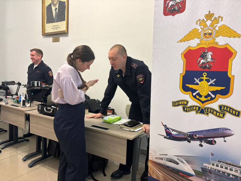 Транспортные полицейские Центрального федерального округа познакомили студентов высшего учебного заведения МГЮА имени О.Е. Кутафина с профессией стража порядка Транспортные полицейские Центрального федерального округа познакомили студентов высшего учебного заведения МГЮА имени О.Е. Кутафина с профессией стража порядка