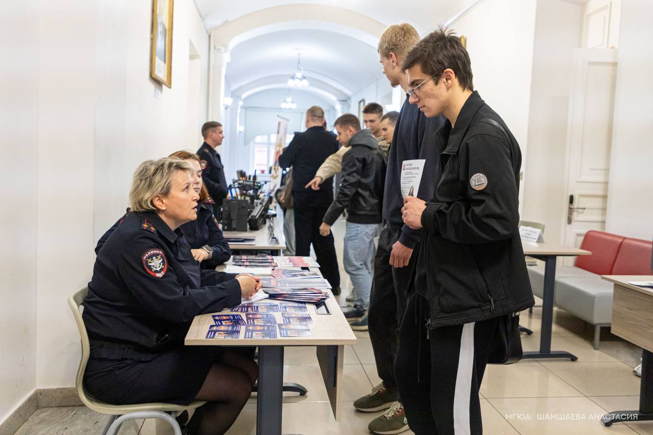 Транспортные полицейские Центрального федерального округа познакомили студентов высшего учебного заведения МГЮА имени О.Е. Кутафина с профессией стража порядка