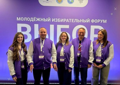 Председатель Избирательной комиссии Ленинградской области Михаил Лебединский и представители Леноблизбиркома: член комиссии с правом решающего голоса Вячеслав Баев, консультант отдела по работе с территориями и ведению...