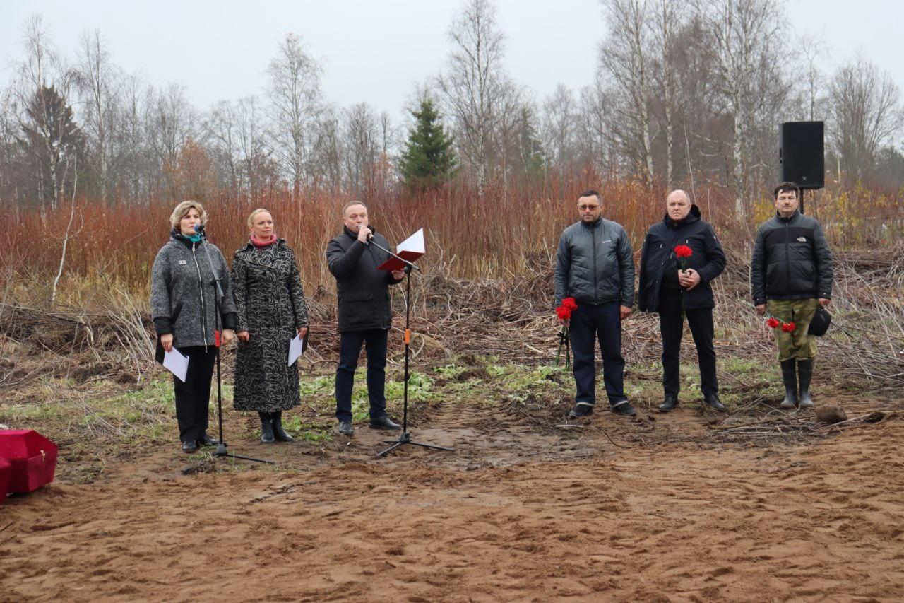 В поселке Назия предали земле останки 104 красноармейцев В поселке Назия предали земле останки 104 красноармейцев