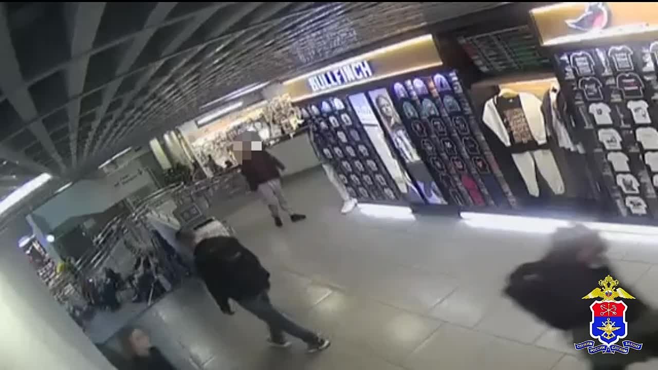 Полицейские раскрыли кражу бейсболки из магазина в аэропорту «Пулково»