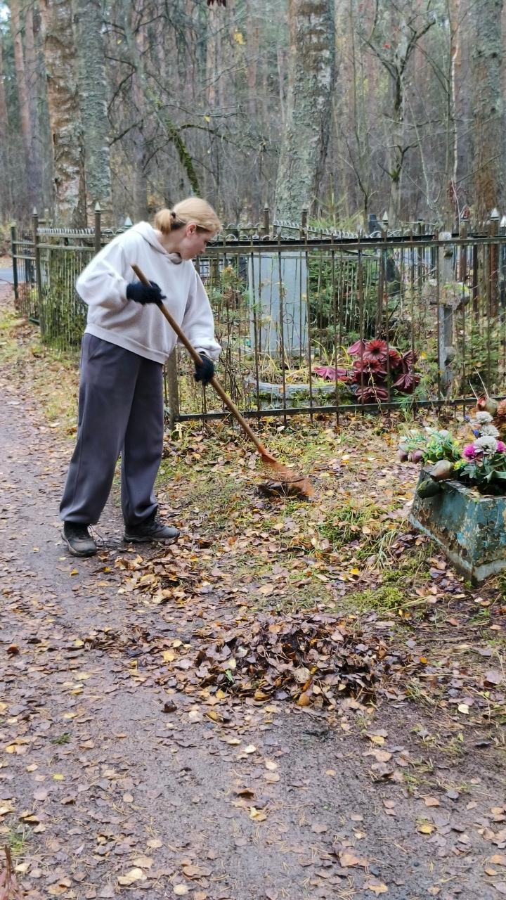 Волонтеры провели субботник у братской могилы в Рахье Волонтеры провели субботник у братской могилы в Рахье