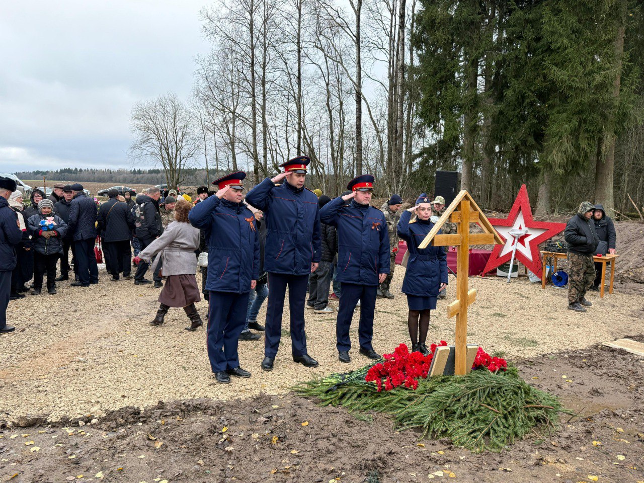 В Волосовском районе Ленинградской области заместитель руководителя следственного управления принял участие в церемонии торжественного захоронения останков узников лагеря ДУЛАГ-102