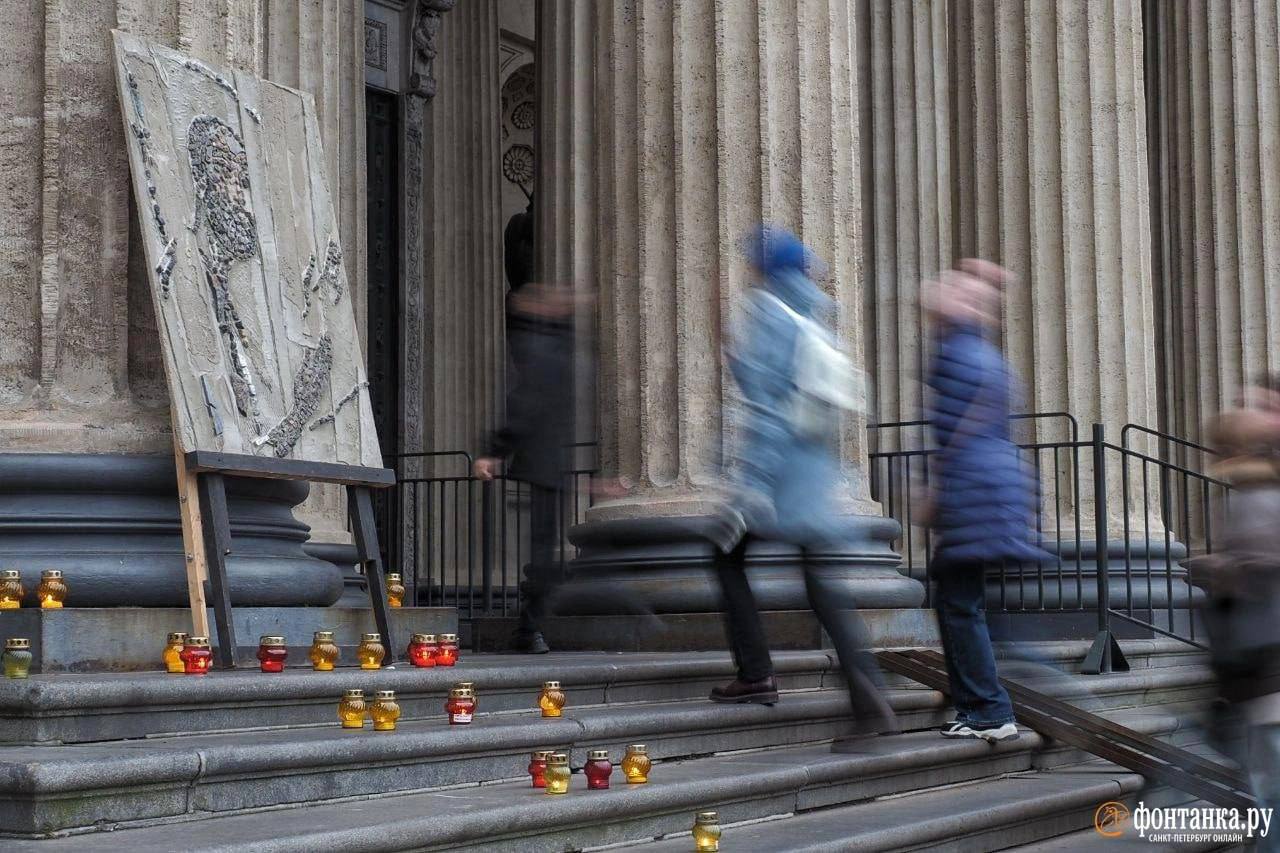 Имена жертв политических репрессий впервые за несколько лет читали у Казанского собора Имена жертв политических репрессий впервые за несколько лет читали у Казанского собора