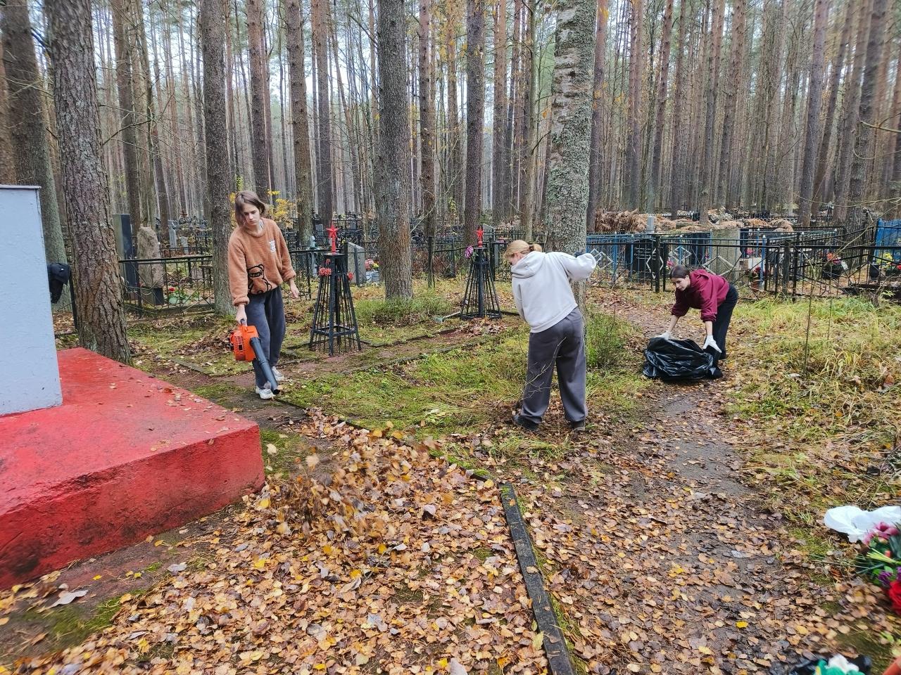 Волонтеры провели субботник у братской могилы в Рахье Волонтеры провели субботник у братской могилы в Рахье