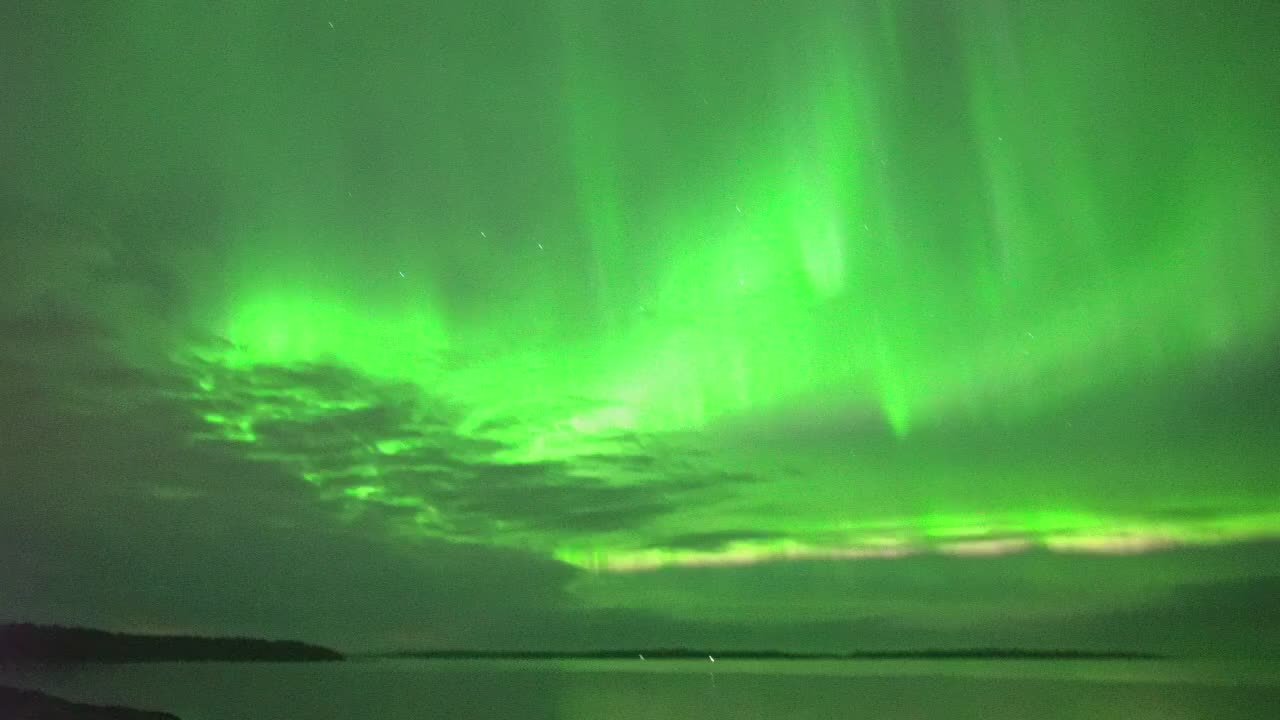 Ярко-зеленое северное сияние запечатлели в Ленобласти