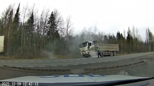 В Тосненском районе сотрудники ДПС потушили загоревшийся грузовик