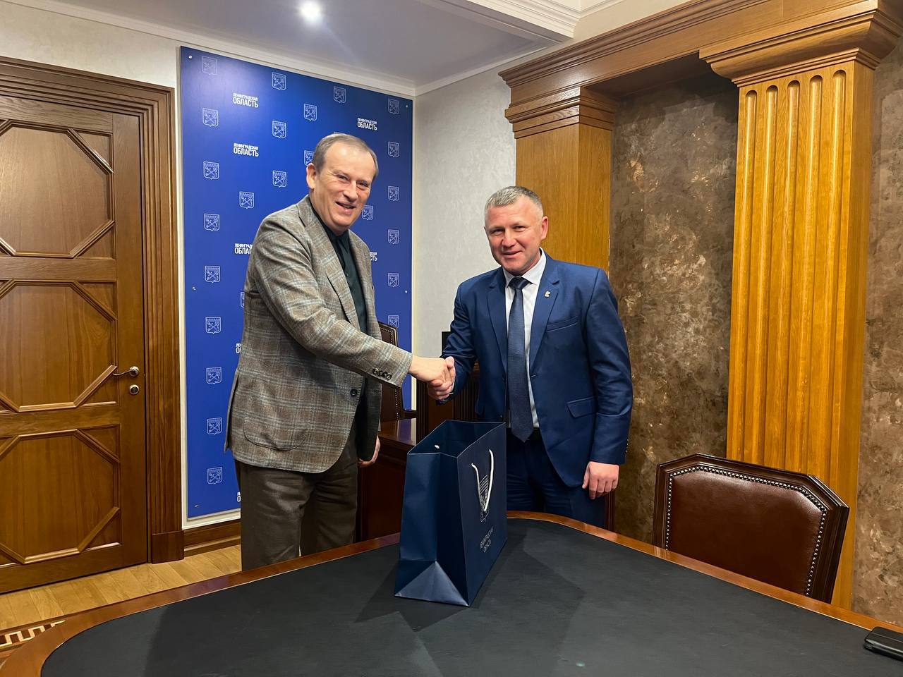 Александр Дрозденко провел рабочую встречу с министром природных ресурсов и экологии ДНР Алексеем Шебалковым, в ходе которой договорился о поставке новой партии саженцев для восстановления лесов Донбасса