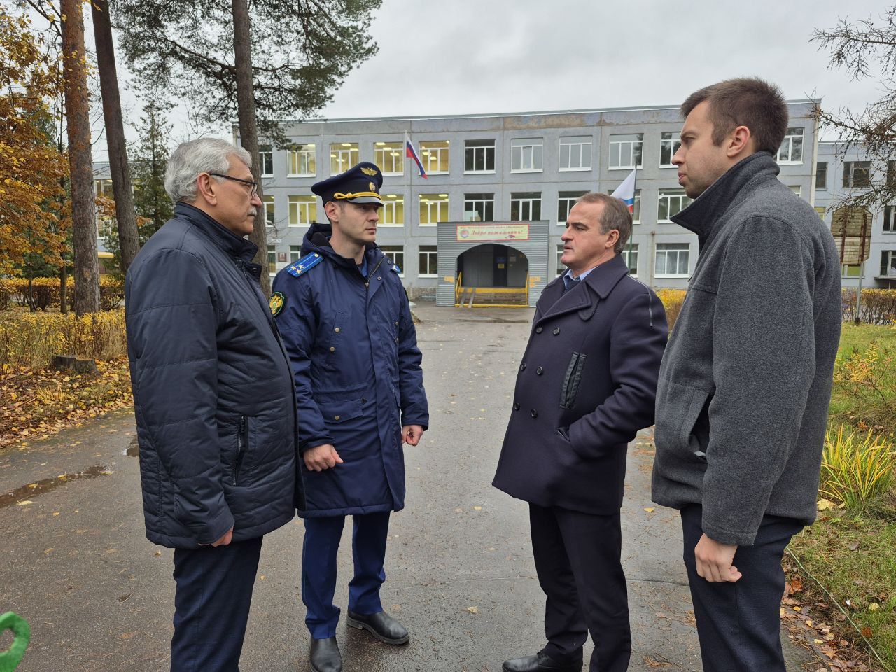 Проблемные и новые объекты в Лебяжьем проверил по поручению губернатора Александра Дрозденко его советник Сергей Годов Проблемные и новые объекты в Лебяжьем проверил по поручению губернатора Александра Дрозденко его советник Сергей Годов