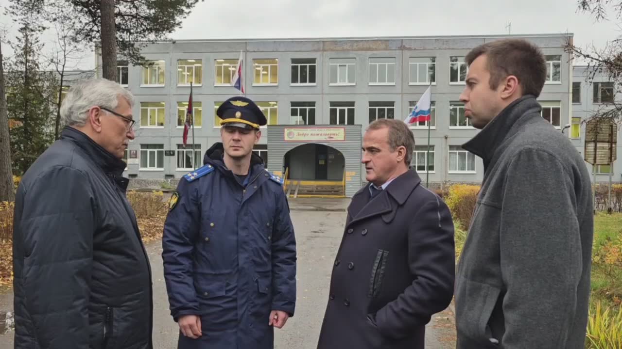 Проблемные и новые объекты в Лебяжьем проверил по поручению губернатора Александра Дрозденко его советник Сергей Годов