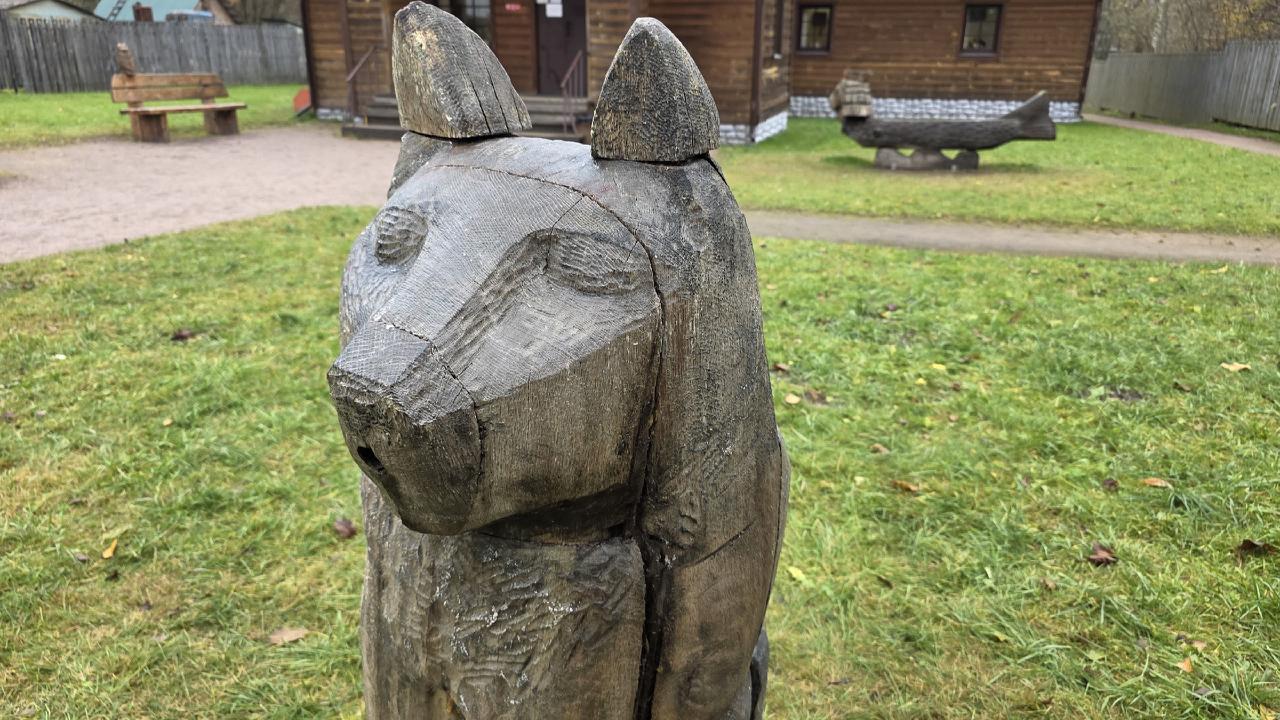 Волонтеры очистили деревянные скульптуры в музее «Домик няни А.С.Пушкина» Волонтеры очистили деревянные скульптуры в музее «Домик няни А.С.Пушкина»