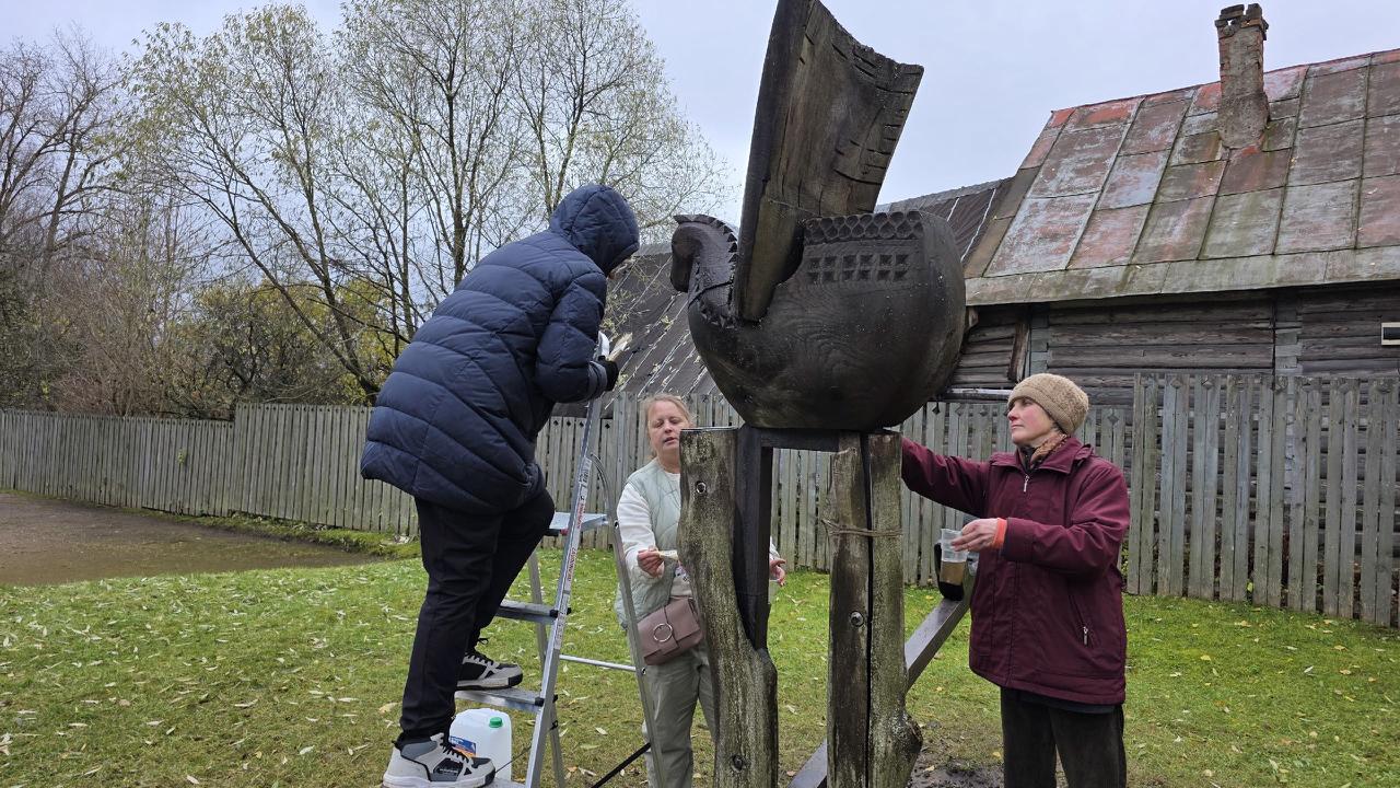 Волонтеры очистили деревянные скульптуры в музее «Домик няни А.С.Пушкина» Волонтеры очистили деревянные скульптуры в музее «Домик няни А.С.Пушкина»
