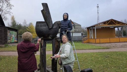 Волонтеры очистили деревянные скульптуры в музее «Домик няни А.С.Пушкина»