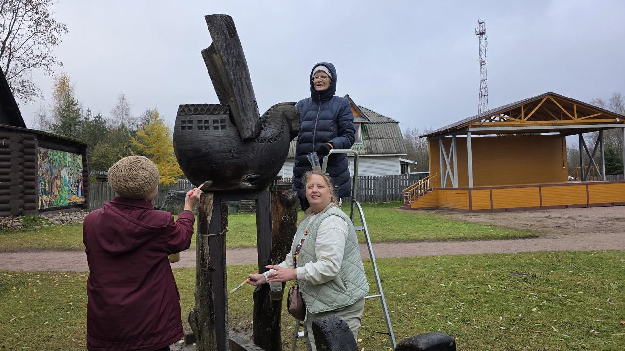 Волонтеры очистили деревянные скульптуры в музее «Домик няни А.С.Пушкина»