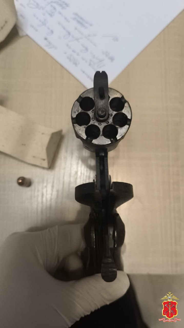 Полицейские изъяли самодельный револьвер и патроны у жителя Выборгского района Петербурга Полицейские изъяли самодельный револьвер и патроны у жителя Выборгского района Петербурга