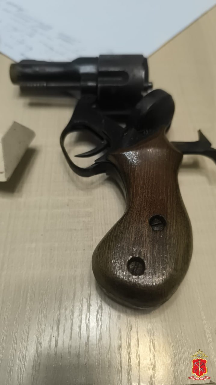 Полицейские изъяли самодельный револьвер и патроны у жителя Выборгского района Петербурга Полицейские изъяли самодельный револьвер и патроны у жителя Выборгского района Петербурга