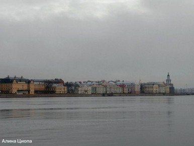 В утреннем тумане скрылся шпиль Петропавловской крепости