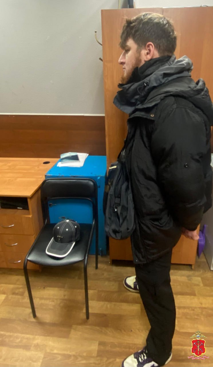 Уголовный розыск с поличным задержал орудовавшего в Петербурге карманника с Северного Кавказа Уголовный розыск с поличным задержал орудовавшего в Петербурге карманника с Северного Кавказа