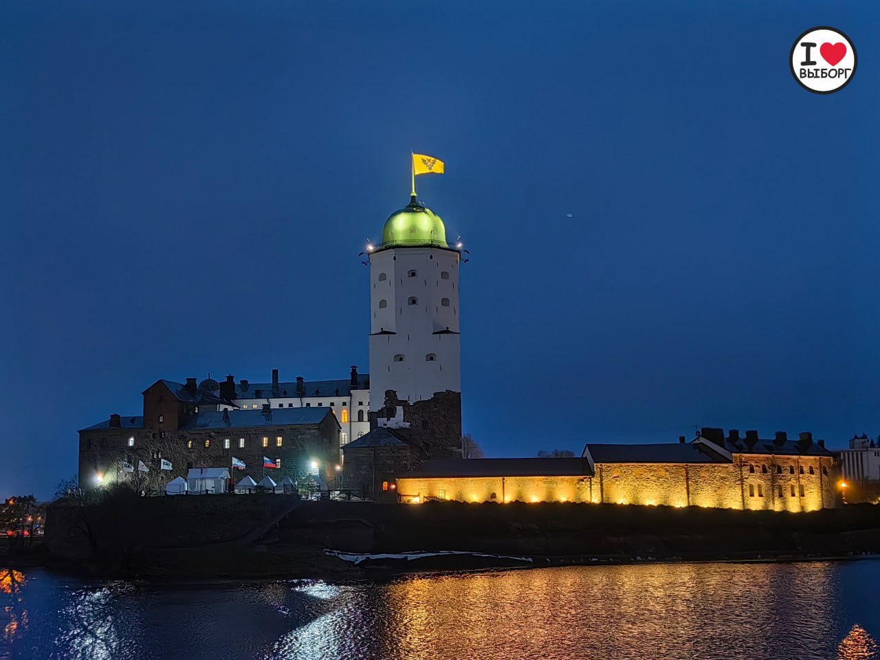 На главной башне Выборгского замка торжественно подняли исторический имперский штандарт — символ монаршей власти На главной башне Выборгского замка торжественно подняли исторический имперский штандарт — символ монаршей власти