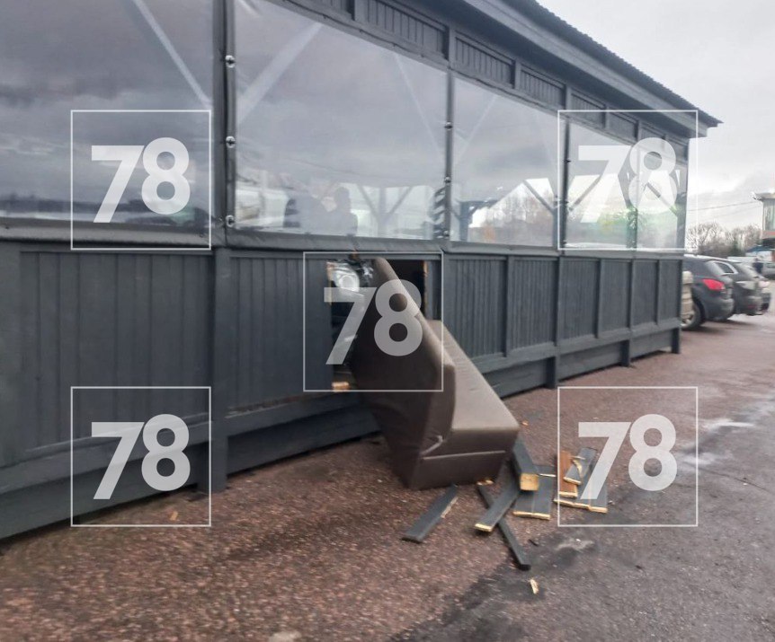 В Выборге девушка на автомобиле влетела в шашлычную В Выборге девушка на автомобиле влетела в шашлычную