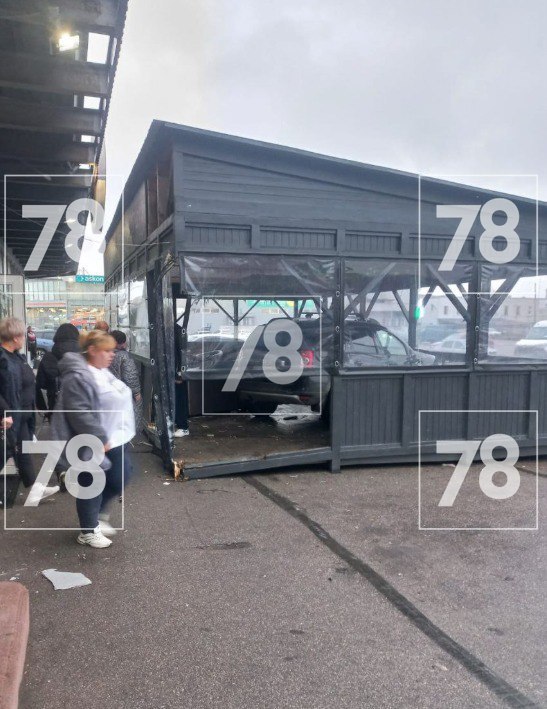 В Выборге девушка на автомобиле влетела в шашлычную В Выборге девушка на автомобиле влетела в шашлычную