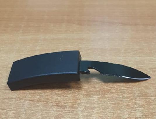 В здание Тихвинского суда пытались пронести скрытый нож в пряжке ремня