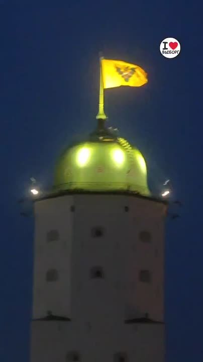 На главной башне Выборгского замка торжественно подняли исторический имперский штандарт — символ монаршей власти