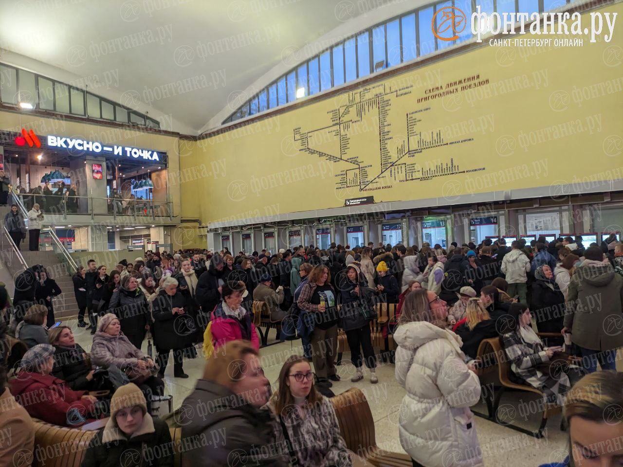 Финляндский вокзал неожиданно утопает в пассажирах – они спешат в Выборг на «Крендель Фест» Финляндский вокзал неожиданно утопает в пассажирах – они спешат в Выборг на «Крендель Фест»