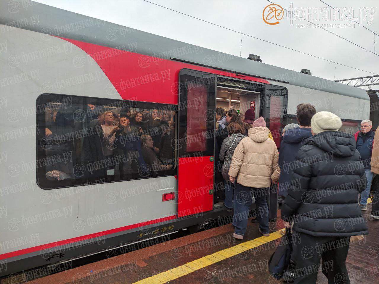 Финляндский вокзал неожиданно утопает в пассажирах – они спешат в Выборг на «Крендель Фест»