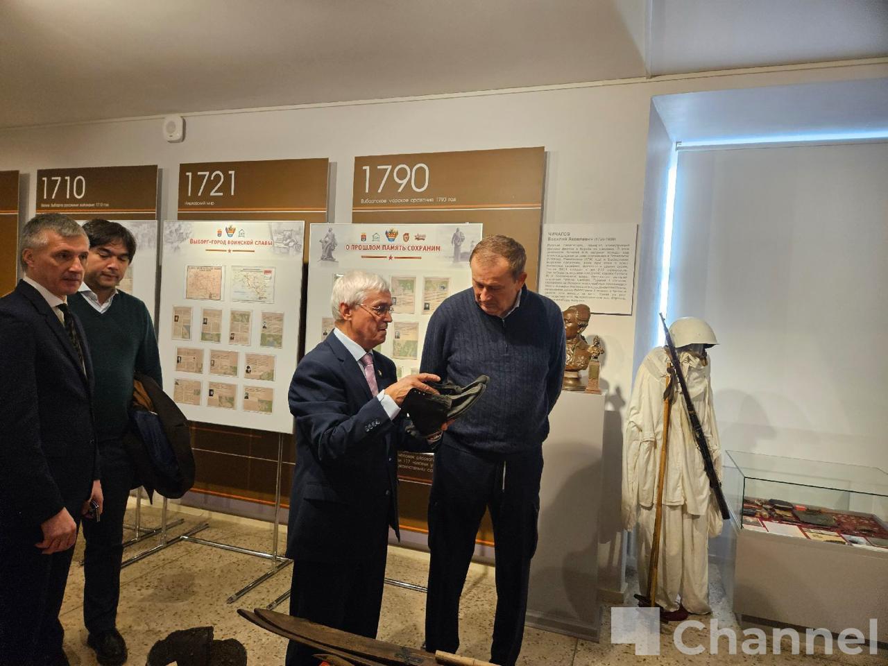 Семьям погибших участникам СВО из Ленобласти передали государственные награды Семьям погибших участникам СВО из Ленобласти передали государственные награды