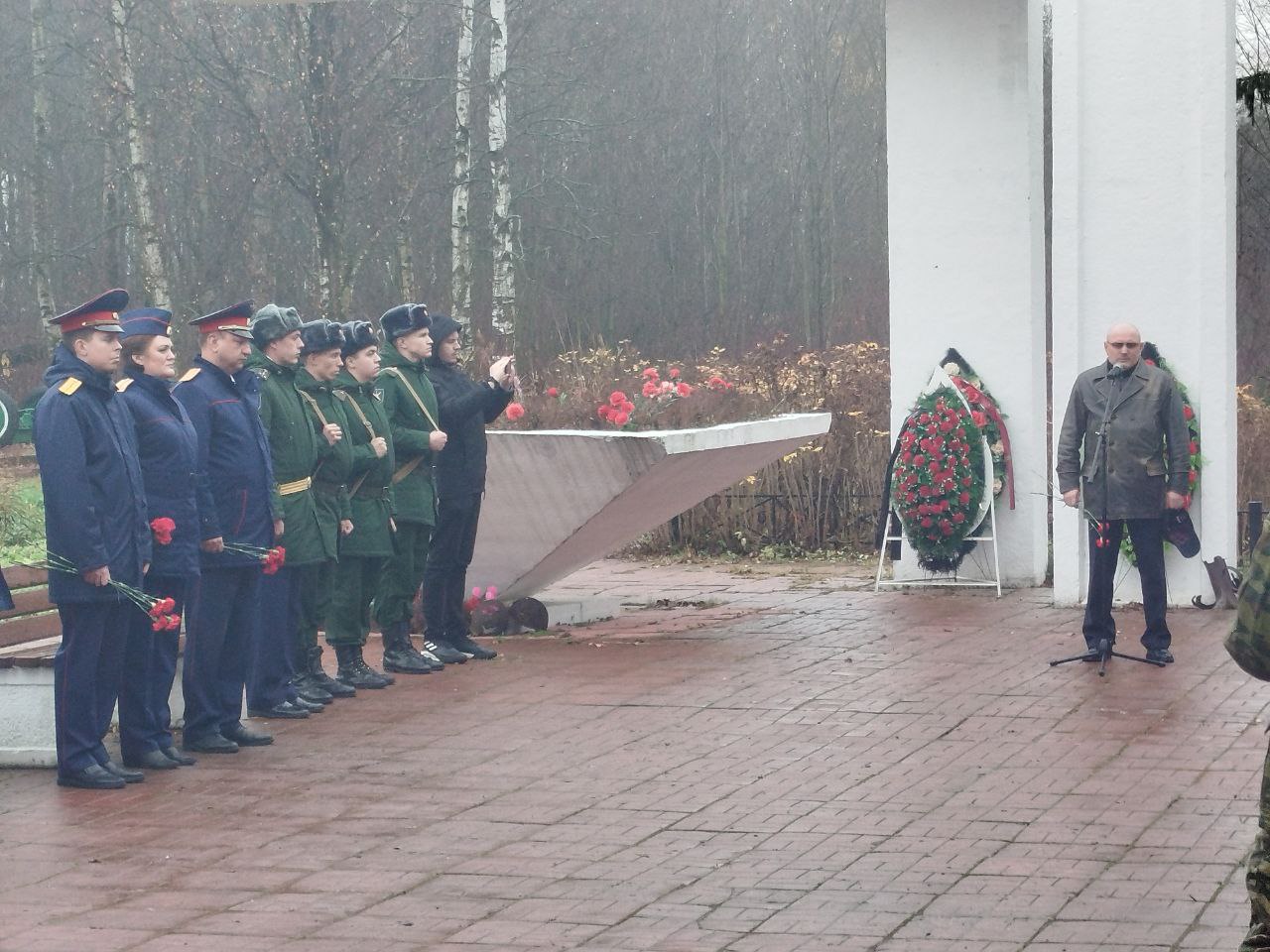 Коллектив следственного отдела по городу Тосно принял участие в торжественно-траурной церемонии захоронения останков воинов, павших в годы Великой Отечественной войны Коллектив следственного отдела по городу Тосно принял участие в торжественно-траурной церемонии захоронения останков воинов, павших в годы Великой Отечественной войны