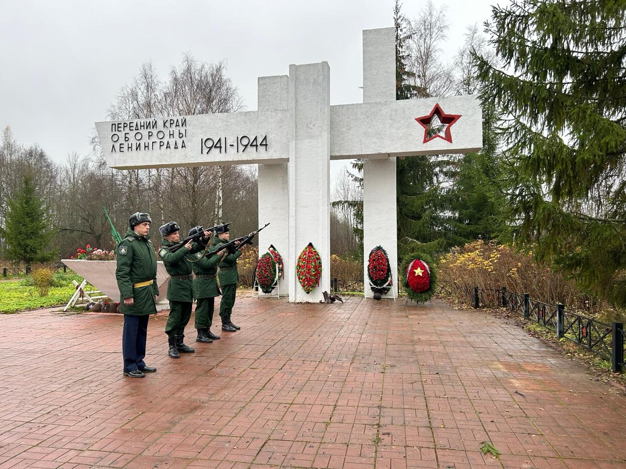 Останки воинов Красной Армии предали земле у мемориала «Ижорский таран» Останки воинов Красной Армии предали земле у мемориала «Ижорский таран»