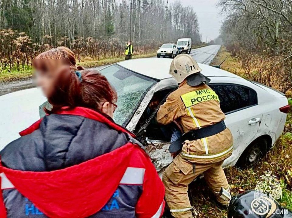 В Ломоносовском районе пожарные спасли двух человек из разбитого автомобиля В Ломоносовском районе пожарные спасли двух человек из разбитого автомобиля