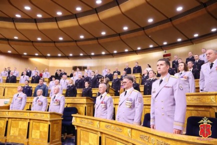 В преддверии профессионального праздника полицейские Ленинградской области приняли участие в торжественном собрании в Правительстве региона
