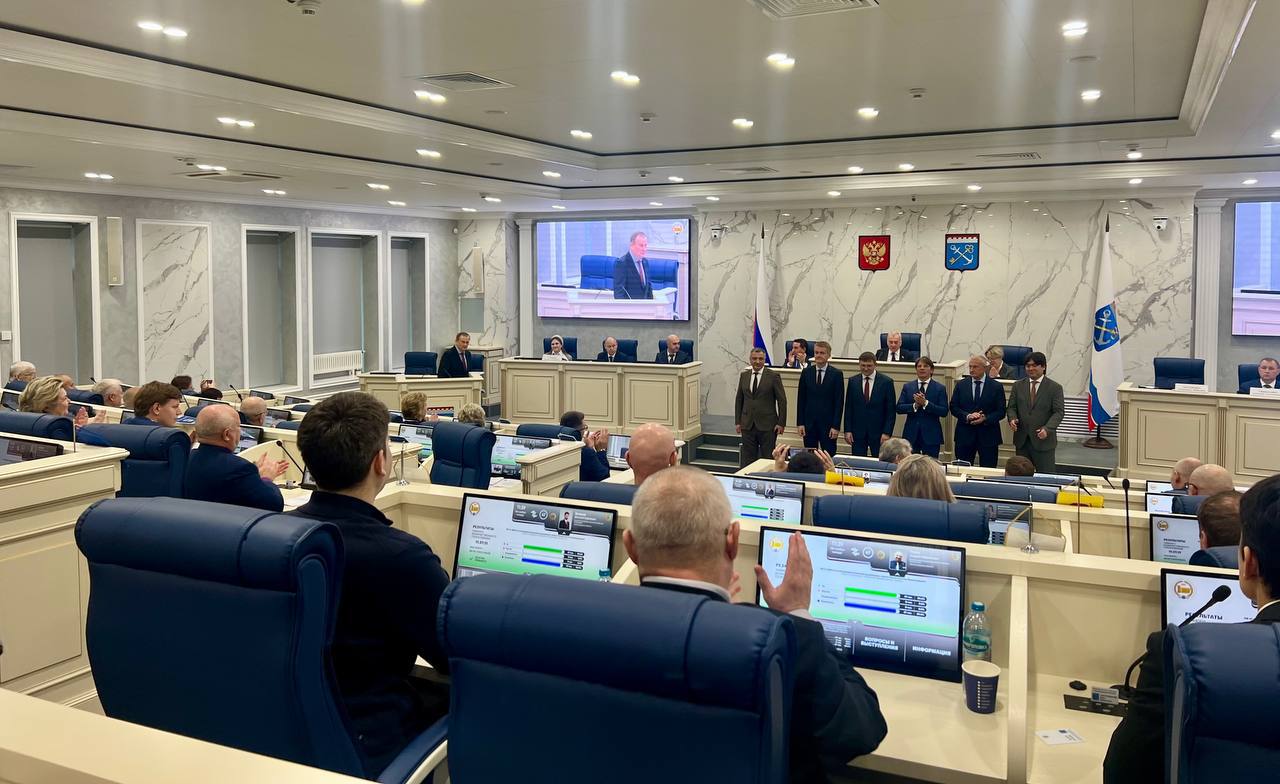 Александр Дрозденко представил обновлённый состав правительства Ленинградской области на 72-ом внеочередном заседании Законодательного собрания