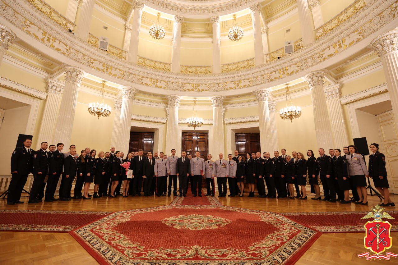 В Законодательном Собрании Санкт-Петербурга чествовали отличившихся полицейских В Законодательном Собрании Санкт-Петербурга чествовали отличившихся полицейских