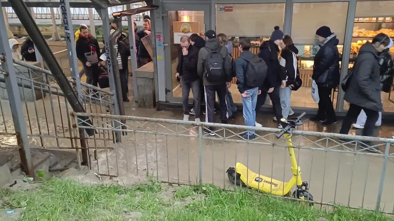 В метро Петербурга подтопление станции «Девяткино» объяснили «городскими какими-то техническими неполадками»