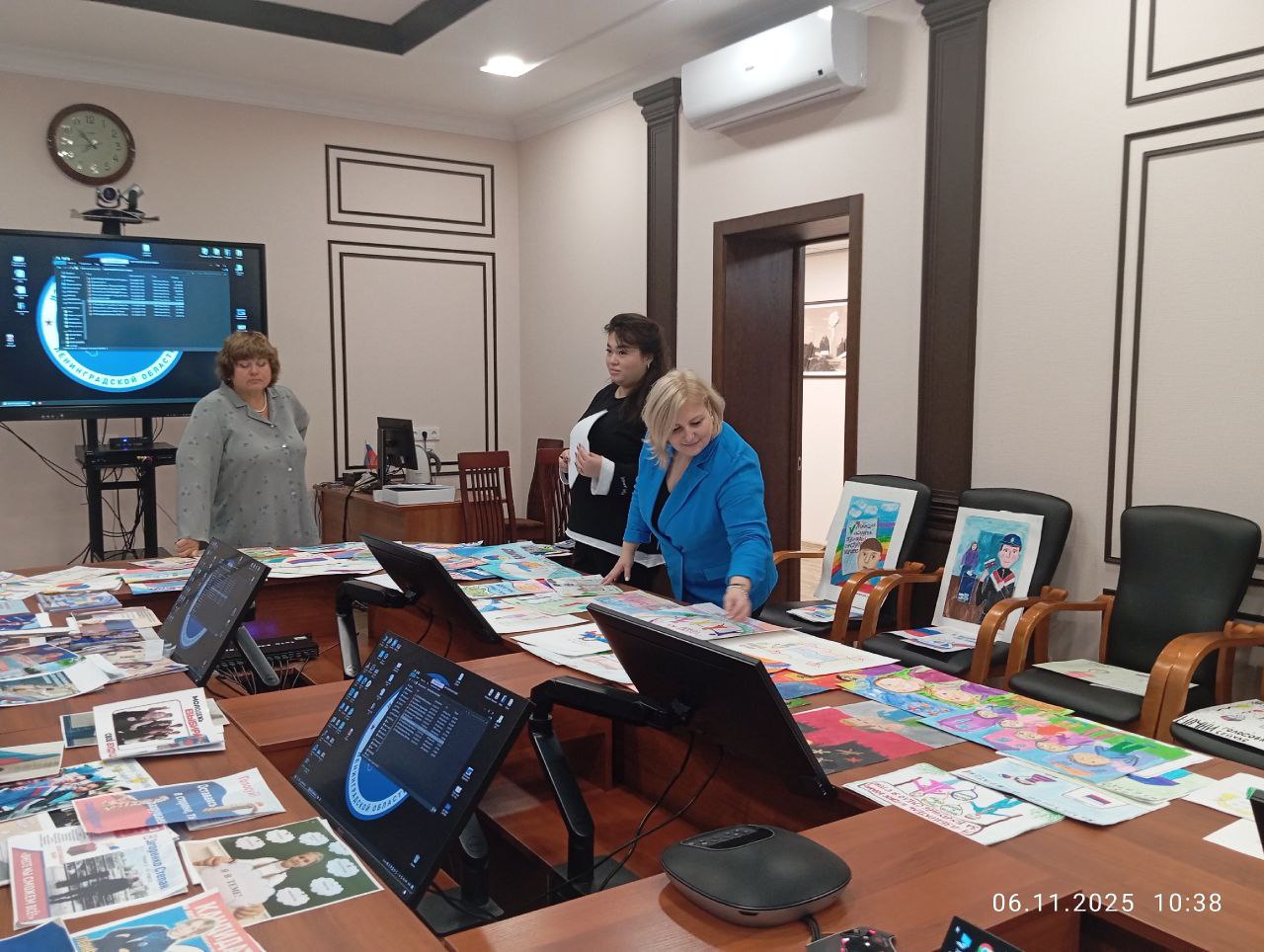 Сегодня состоялись заседания четырёх конкурсных комиссий по подведению итогов конкурсов "Я - будущий избиратель! ", " ЧИТАЙ! ДУМАЙ! ВЫБИРАЙ! ", " ВОЛОНТЁРЫ ИЗБИРКОМА" , "МЕДИАВЫБОРЫ" Сегодня состоялись заседания четырёх конкурсных комиссий по подведению итогов конкурсов "Я - будущий избиратель! ", " ЧИТАЙ! ДУМАЙ! ВЫБИРАЙ! ", " ВОЛОНТЁРЫ ИЗБИРКОМА" , "МЕДИАВЫБОРЫ"