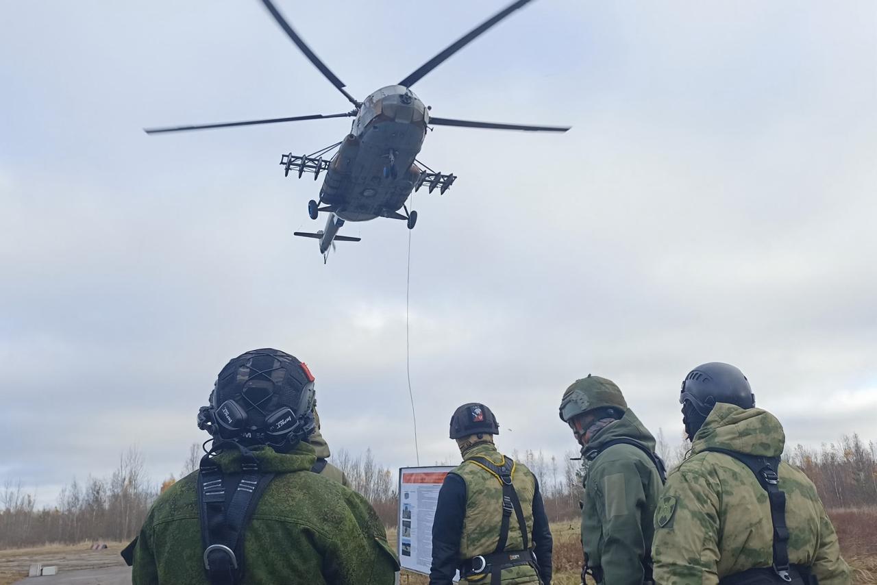 ОМОН провел тренировку по беспарашютному десантированию в Ленобласти ОМОН провел тренировку по беспарашютному десантированию в Ленобласти