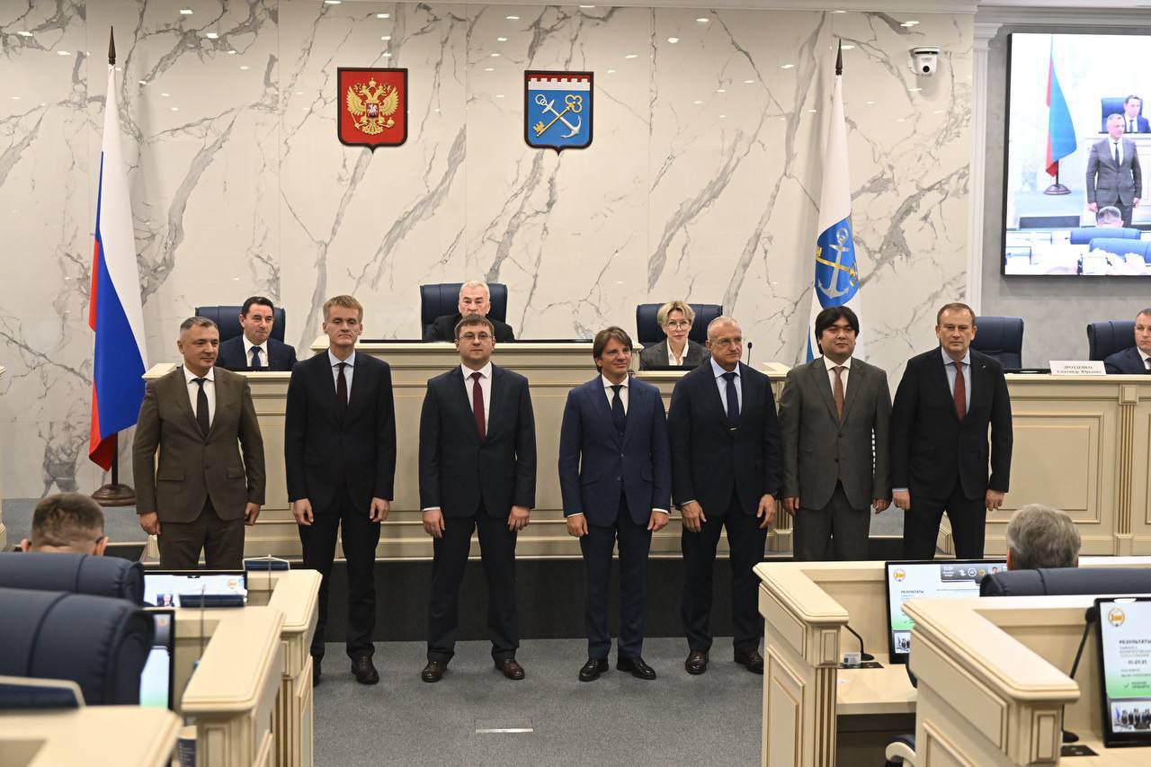 Губернатор Ленобласти Александр Дрозденко подписал распоряжения и назначил