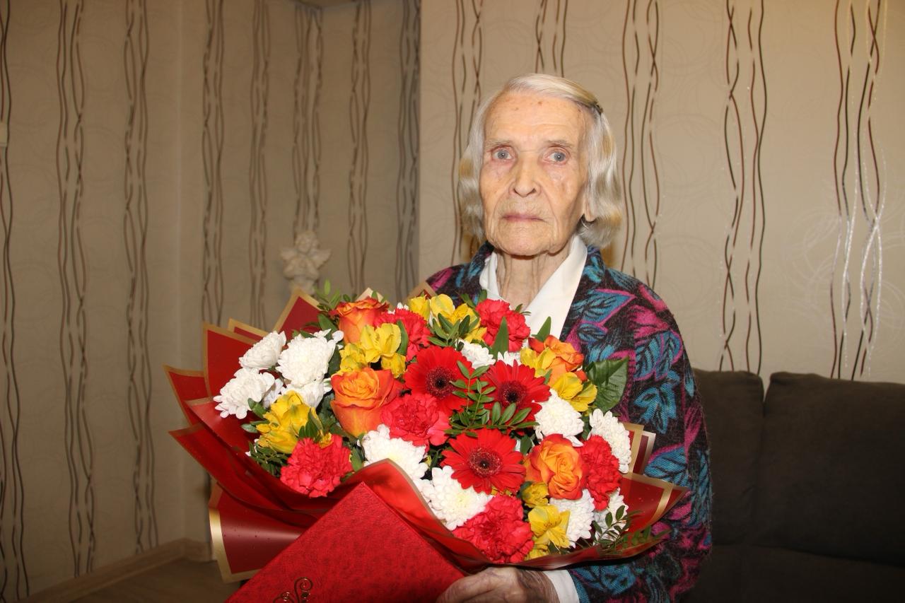 Жительница Лодейного Поля Александра Репякова отметила 95-летие