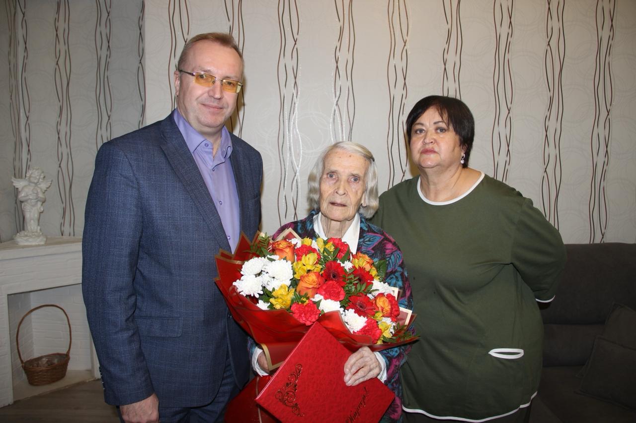 Жительница Лодейного Поля Александра Репякова отметила 95-летие Жительница Лодейного Поля Александра Репякова отметила 95-летие