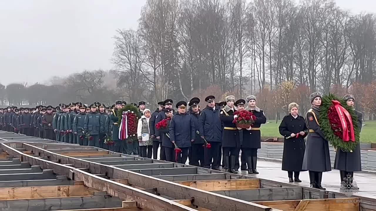 Сотрудники Главного управления МЧС России по Ленинградской области приняли участие в памятном возложении